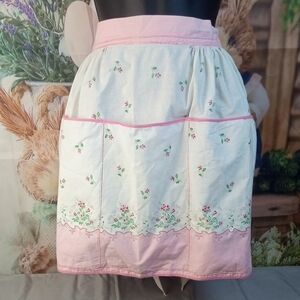 🗝️ Vintage Floral Embroidered Pink and White Apron